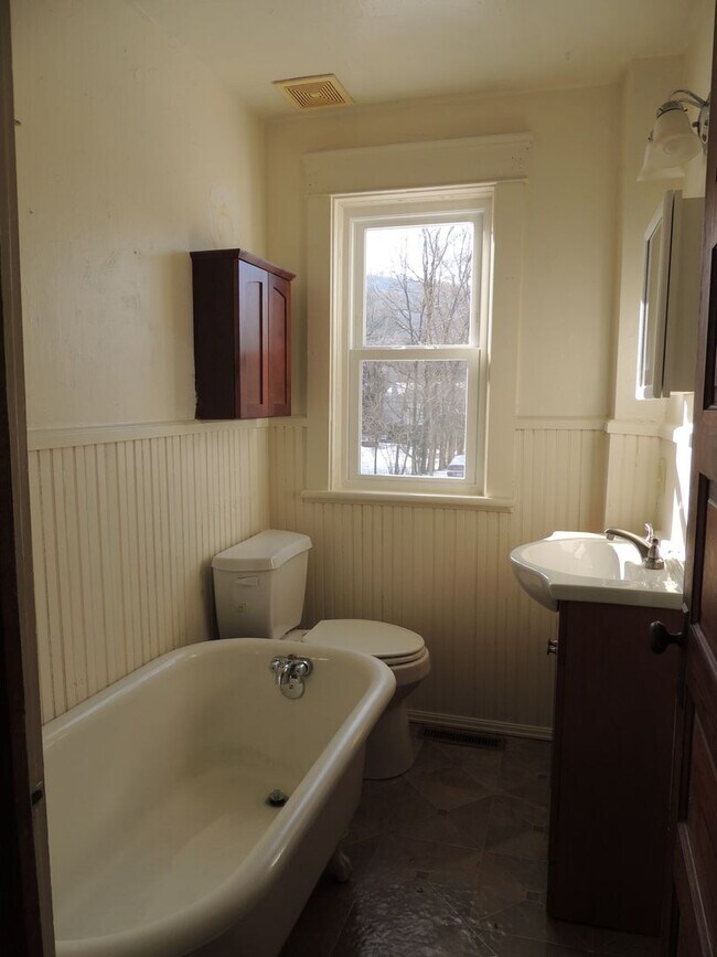 Building Photo - 3 Bedroom Townhouse in Pleasant Gap
