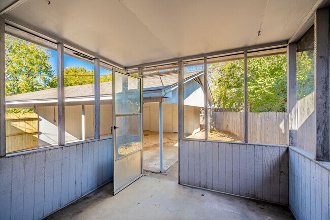 Building Photo - SW Loop 820 - 4304/4306 *Lease Up Only*