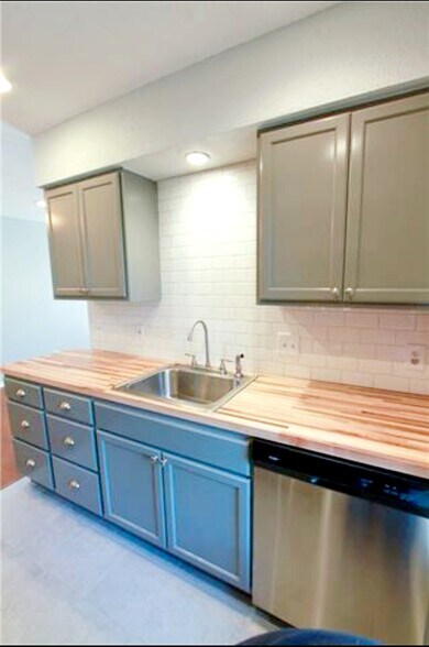 Building Photo - 9805 Dallum Dr