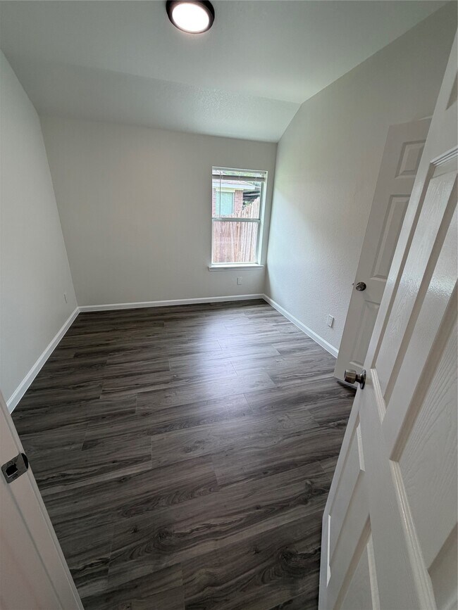 Building Photo - 2205 Highland Crossing Dr