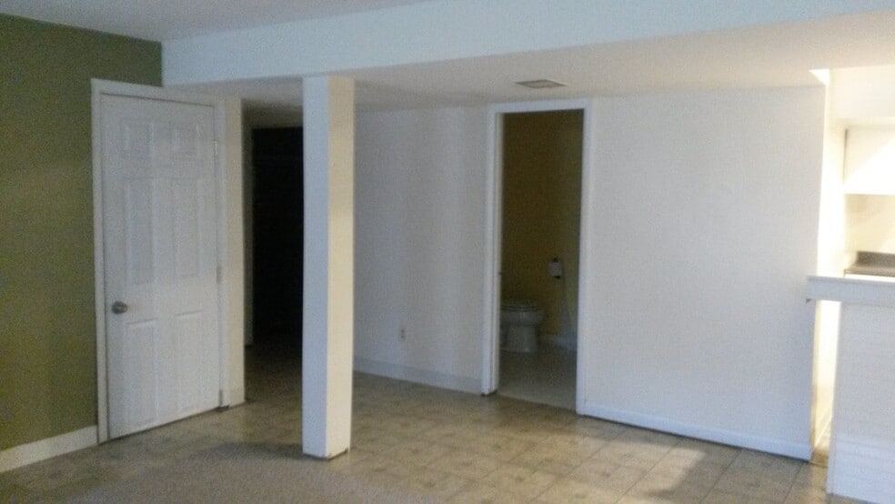 Building Photo - 702 Plum St SW