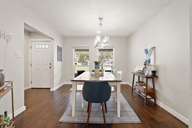 Building Photo - 2101 Falcon Hill Dr