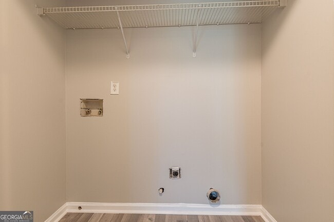 Building Photo - 5895 Hampton Ct