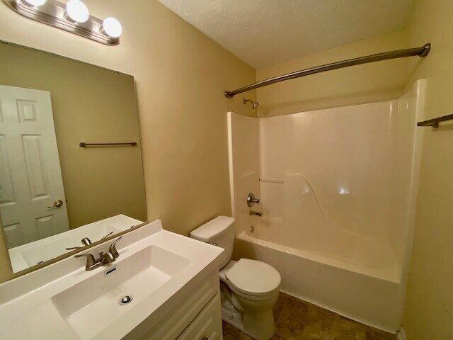 Building Photo - Remodeled 4 Bedroom in Pike Township!