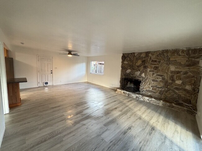 Building Photo - 5358 Laurel Dr