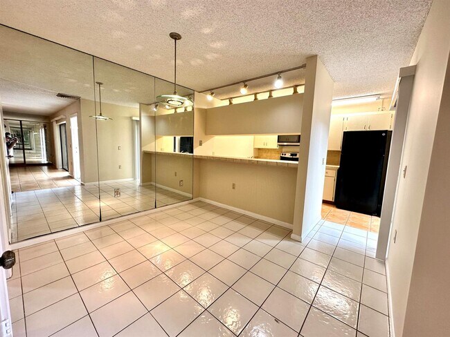 Building Photo - 805 8th Way