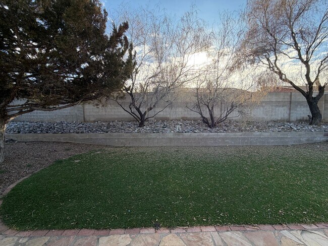 Building Photo - 3 Bedroom Single Story Home Available Near Academy Rd NW & Ventura St NE!