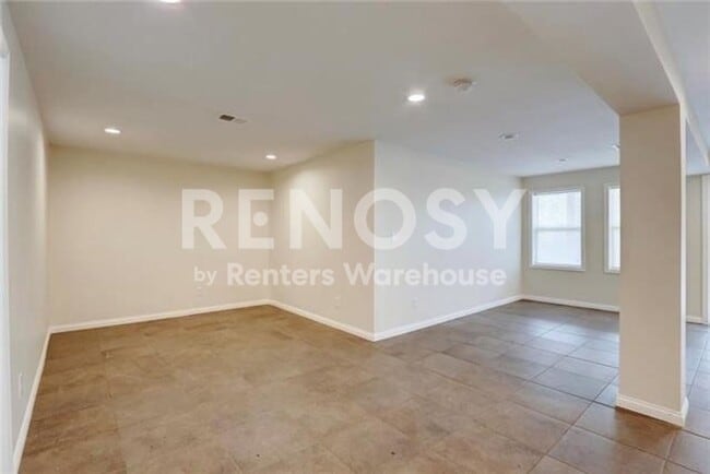 Building Photo - 4 Bedroom/ 3 Bath Home Near KU MED