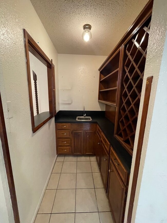 Building Photo - 3/2 Southside 1800 sqft, pet friendly, enclosed yard