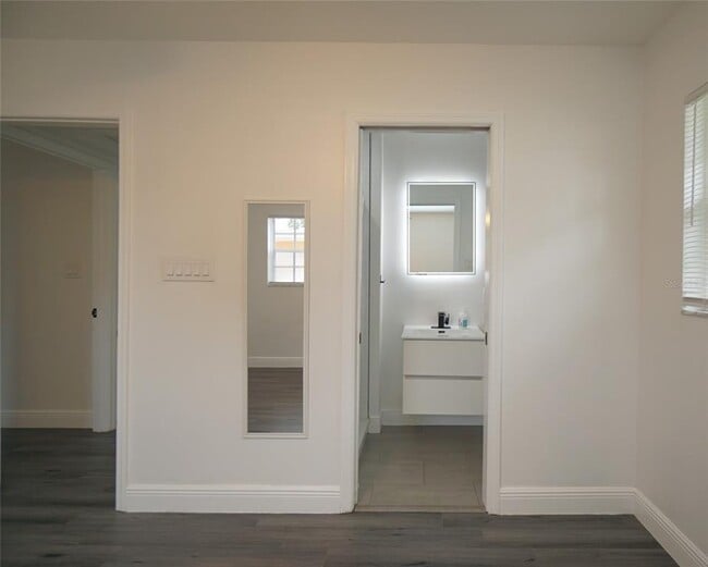 Building Photo - 4202 W Wisconsin Ave