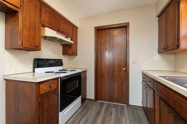 Building Photo - Updated 5 bedroom | 2 bath | 2 car garage | WALK OUT BASEMENT | Fenced backyard | Close to downto...