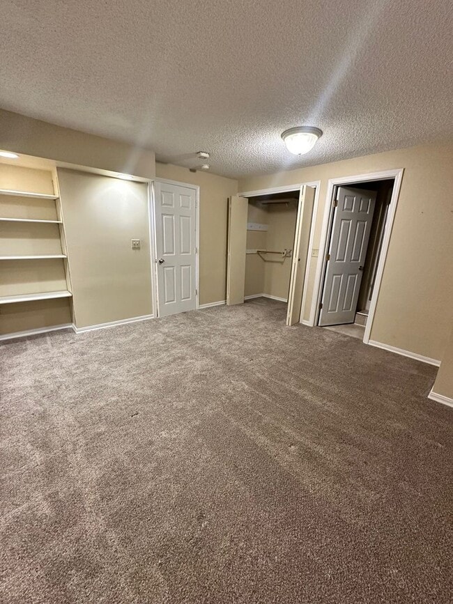 Building Photo - 4 Bedroom Condo near campus