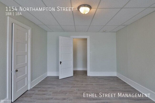 Building Photo - 1154 Northampton St