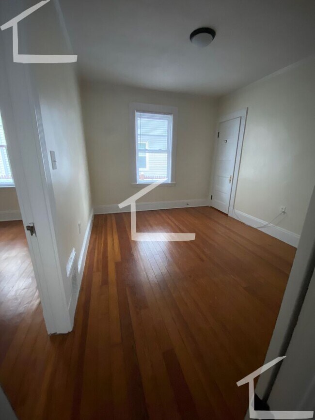 Building Photo - 46 Montfern Ave