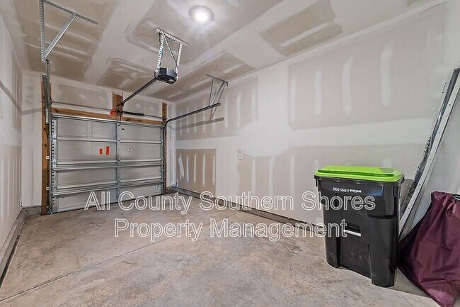 Building Photo - 136 Talladega Dr