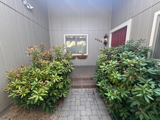 Building Photo - 4860 Lakeside Dr