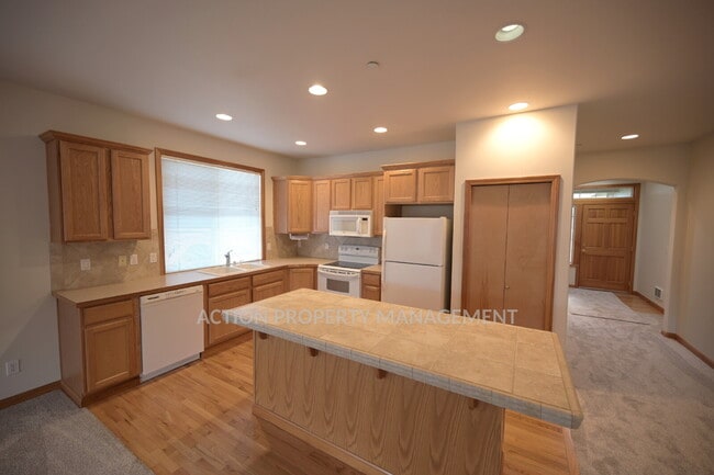 Building Photo - 2 bed 2 bath, in Sequim
