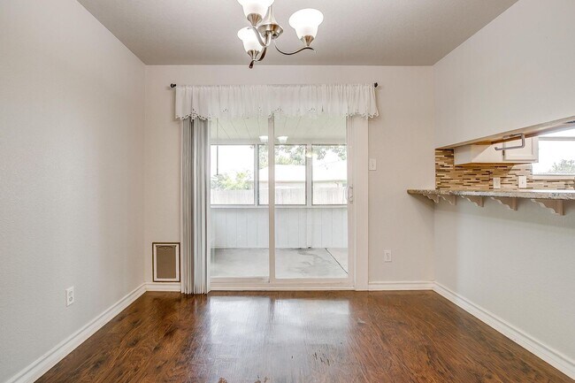 Building Photo - Cozy 3 Bed, 2 Bath Home Minutes Away from ...