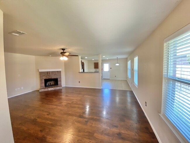Building Photo - Open Floorplan and Amazing Resort Style Community!