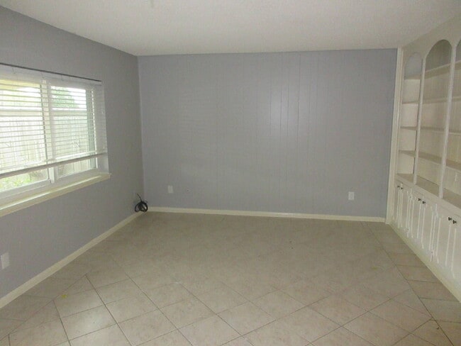 Building Photo - This charming 3-bedroom, 2.5-bath townhome in Memorial Club!