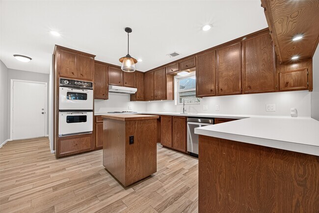 Building Photo - 2103 Winged Foot Dr