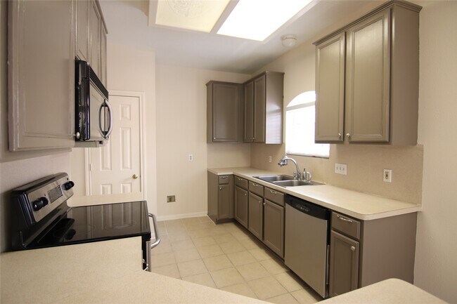 Building Photo - 3123 W Hampton Dr