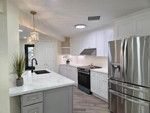 Building Photo - 914 Heights Blvd