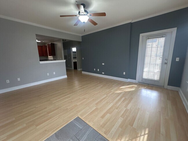 Building Photo - Available now! Lake-area living, 2 Bedroom Apartment