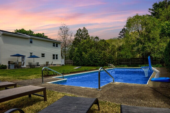 Building Photo - 10 James Dr