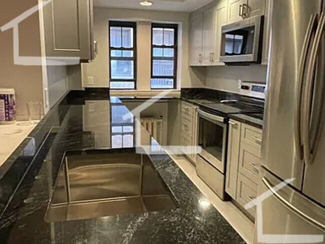 Building Photo - AWESOME 4 BED 2 BATH IN MISSION HILL!!!!