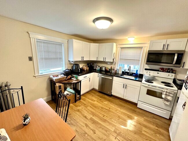 Building Photo - 156 Main St