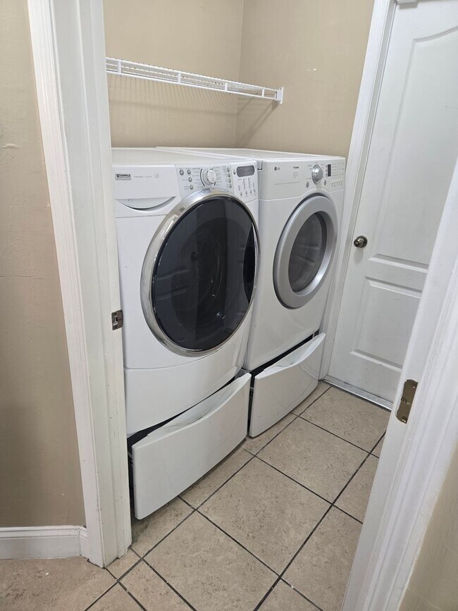 Building Photo - Price Improved!!!!-Large Family Home-Great...