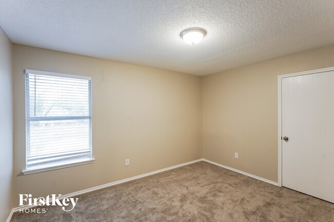 Building Photo - 1700 Worthington Ln