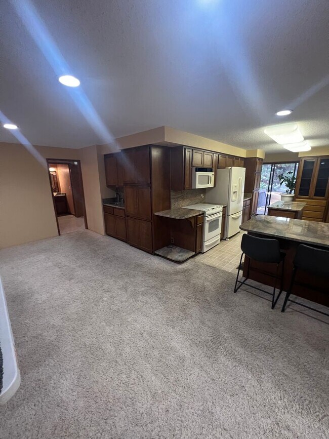 Building Photo - 250 NW Sunrise Dr