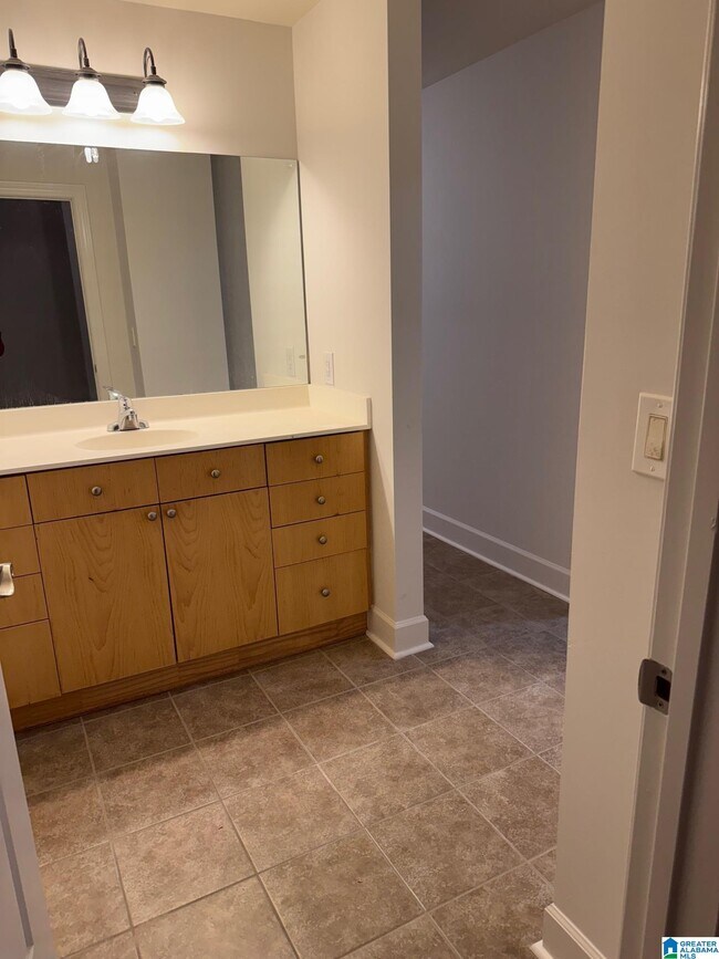 Building Photo - 1040 Broadway St