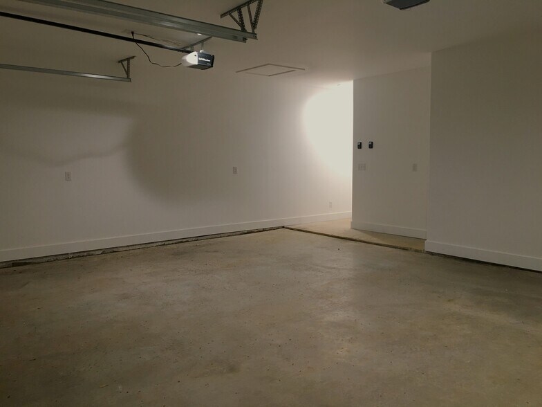 Building Photo - 709 W Woodard St