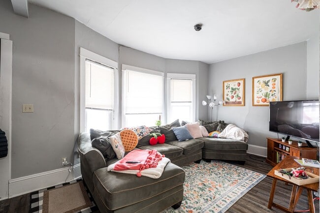 Primary Photo - Bartlett Lower steps to campus