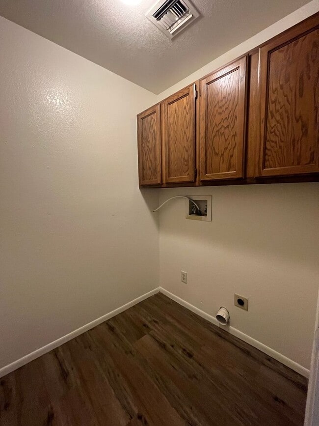 Building Photo - Spacious 3 bedroom with den.