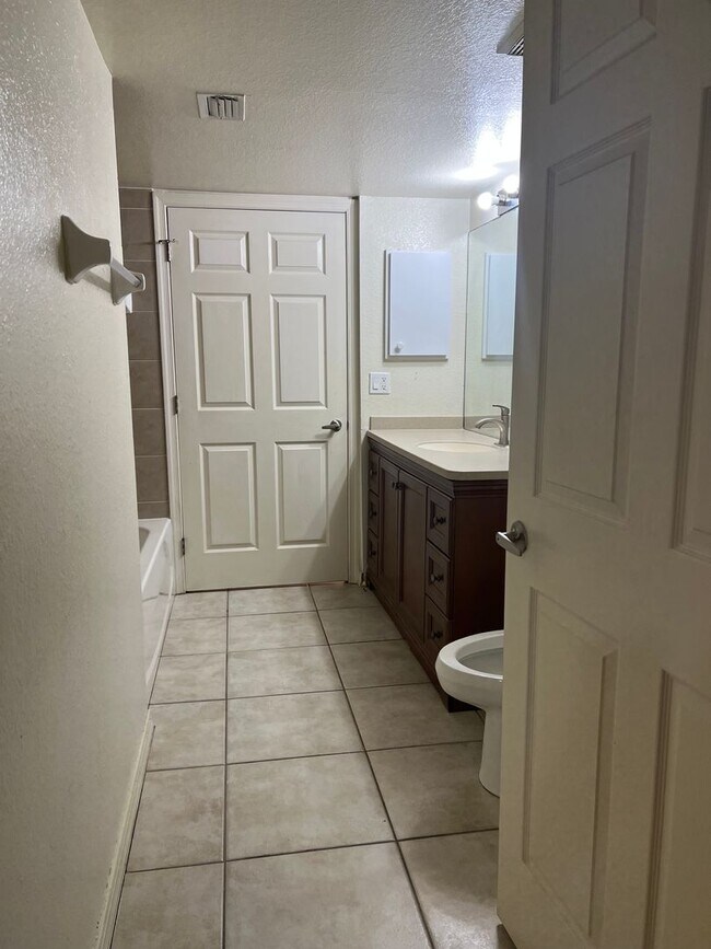 Building Photo - 4520