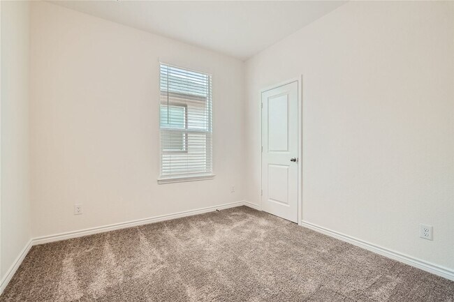 Building Photo - 4 Bedrooms located off Hwy 90W and Grosenb...