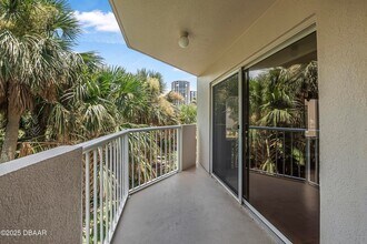 Building Photo - 3 Oceans W Blvd