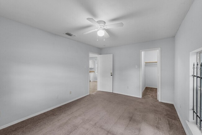 Building Photo - 9410 Rosehaven Dr
