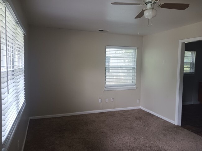 Building Photo - Newly refreshed 2bdr/1bdt house in Kansas ...