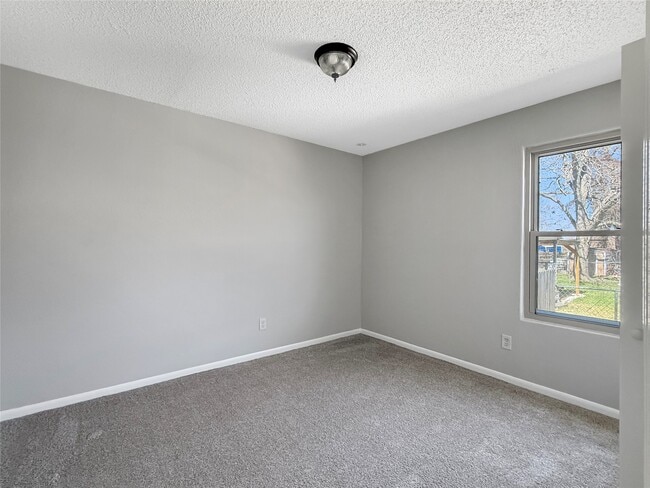 Building Photo - 114 8th St
