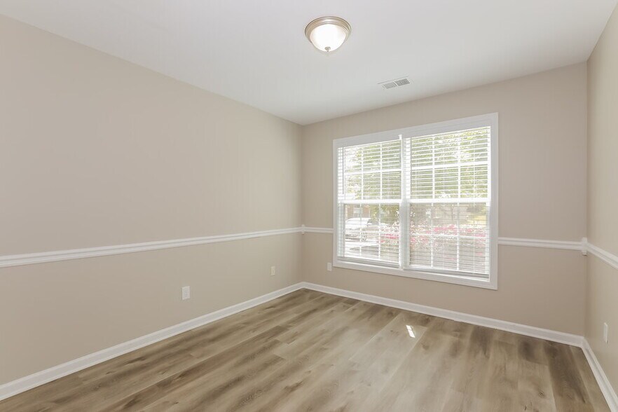 Building Photo - 420 Eglington Tr