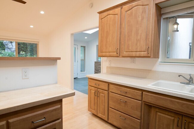 Building Photo - 3 Bedroom 2 Bathroom Home in Mission Canyon