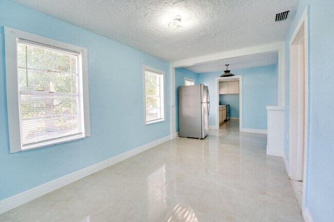 Building Photo - 813 Truman St