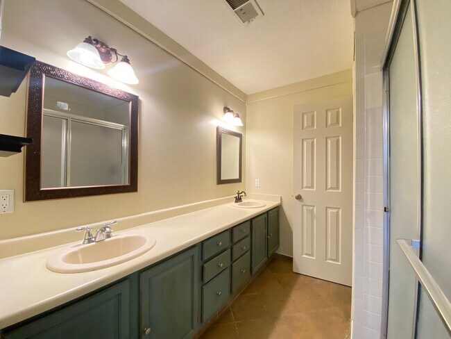 Building Photo - Spacious Home in Vista Primera