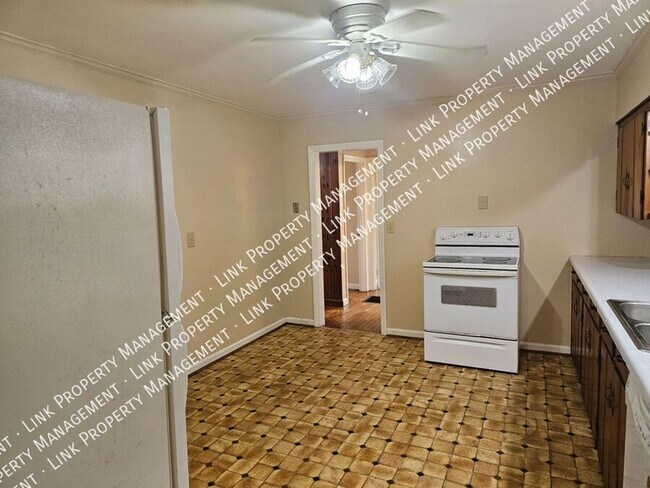 Building Photo - Don't Miss this Charming 2 bedroom with Ga...