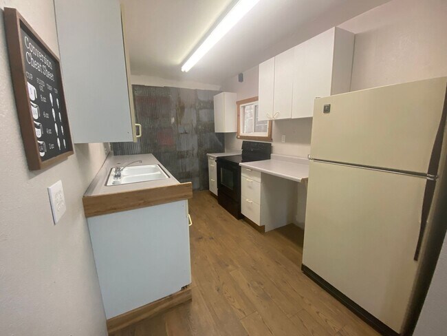 Building Photo - 24 S Woodard Ave